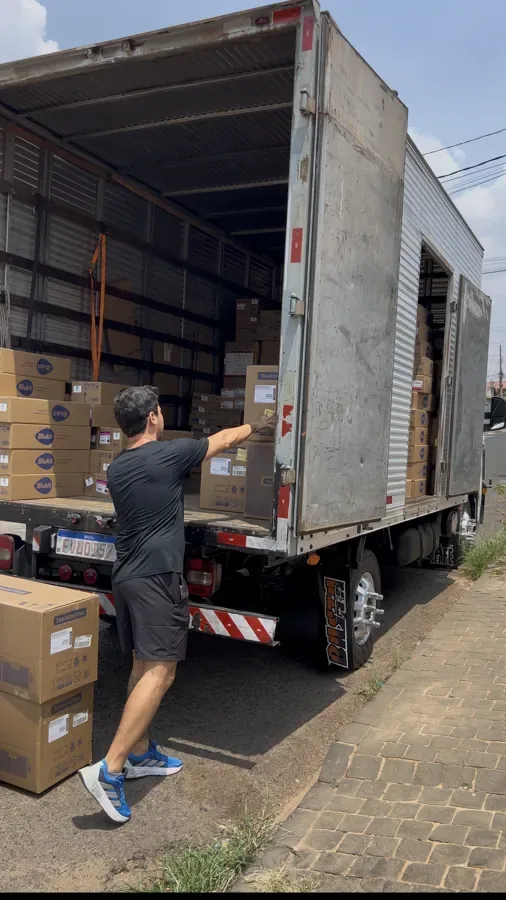 Carregamento de caixas na operação