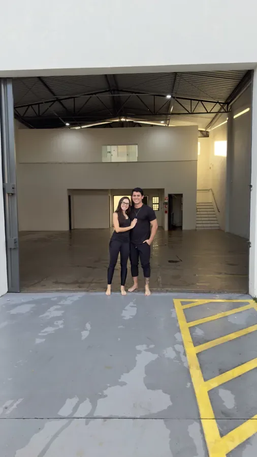 Natan e sua esposa no primeiro galpão